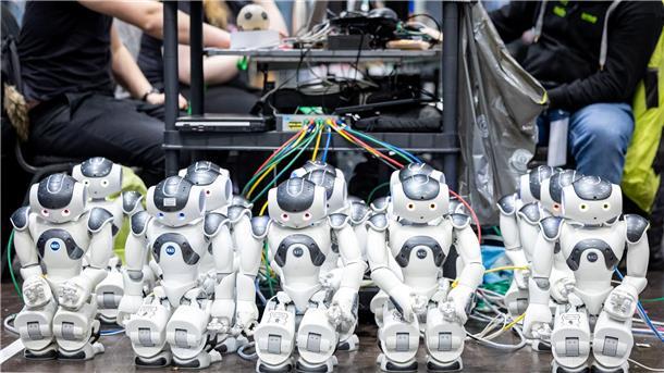 Wettkampf der Roboter Vor einem Fußballspiel müssen die Roboter noch aufgeladen werden.