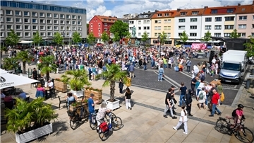 Vor einem Jahr fanden bundesweit viele Demonstrationen für Demokratie und gegen Rechtsextremismus statt - auch in Bremerhaven: In diesem Jahr lädt ein breites Aktionsbündnis gegen Rechts erneut zu einer Kundgebung ein, die ebenfalls auf dem Theodor-Heuss-Platz stattfinden soll.