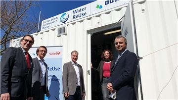 Vor einem Jahr freuten sie sich bei der Kläranlage Varel über gute Ergebnisse der Pilotphase von „Water ReUse“ - nun kam die Fördermittelzusage: Frieslands Landrat und OOWV-Vorsteher Sven Ambrosy, OOWV-Geschäftsführer Karsten Specht, Varels Bürgermeister Gerd-Christian Wagner, die OOWV-Projektverantwortliche Kerstin Krömer und PKV-Geschäftsführer Ulrich Lange. (von links)