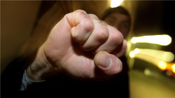Männer schlagen und treten vor Kneipe in Nordenham auf Gäste und Polizisten ein Gewalt, Faustschlag