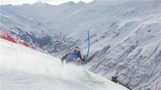 Bilder des Tages Vor einer spektakulären Bergkulisse rast der britische Skirennfahrer Dave Ryding dem Tal entgegen. Im österreichischen Gurgl starten die alpinen Skirennfahrer nach abgesagten Rennen in Sölden und am Matterhorn in den Weltcup-Winter.