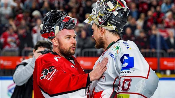 Zwei Eishockey-Torhüter unterhalten sich nach einem Spiel. Es sind Julius Hudacek und Kristers Gudlevskis. Einst Gegner, nun Teamkollegen bei den Fischtown Pinguins aus Bremerhaven.
