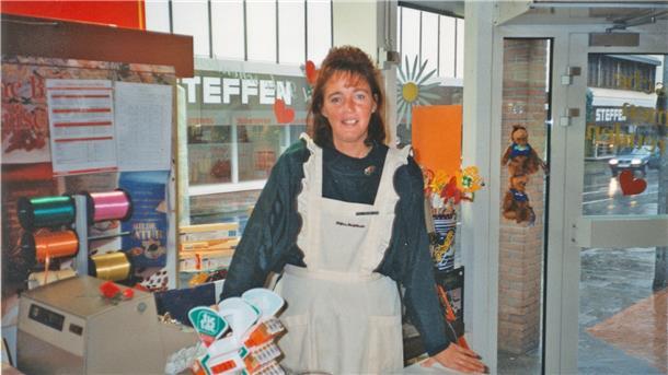 Vor etwa 30 Jahren, als dieses Foto von Brigitte Mengelers an der Kasse des Süßen Kaufhauses entstand, war Laufkundschaft reichlich vorhanden. Leerstand gab es in der Langen Straße in Zeven noch nicht.