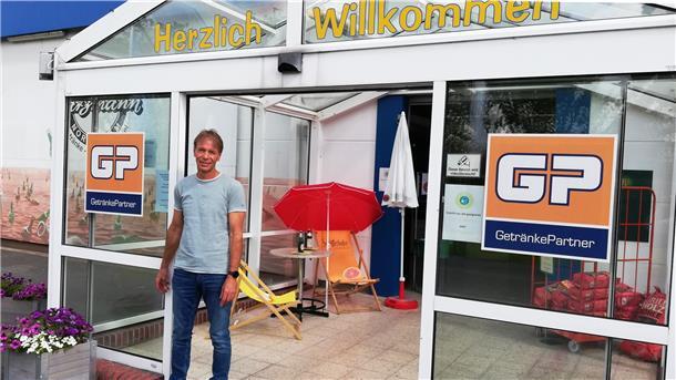 Thomas Harzmann vor seinem Getränkeabholmarkt.