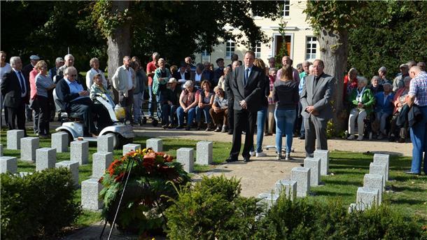 Einweihung des Stelenfeldes für gefallene Zevener im September 2014.