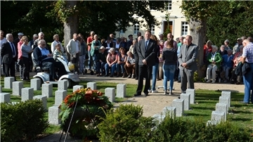 Einweihung des Stelenfeldes für gefallene Zevener im September 2014.