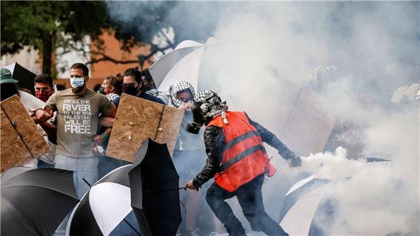 Columbia-Universität droht wegen Protesten mit Rauswurf Vor knapp zwei Wochen hatte ein Einsatz der New Yorker Polizei an der Columbia-Universität für Aufsehen und Kritik gesorgt, in der Folge kommt es an Dutzenden US-Universitäten zu Protesten.