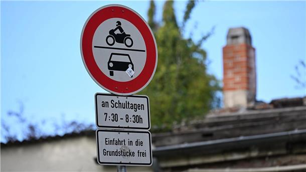 Für die Sicherheit: Elterntaxis werden ausgebremst Vor manchen Schulen sind die Straßen zeitweise für den motorisierten Verkehr gesperrt.