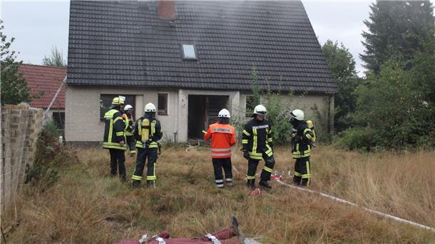 Vor Ort angekommen, drang bereits Rauch aus den Fenstern und dem Dach des Abbruchgebäudes. Die Einsatzkräfte rüsteten sich sofort mit Atemschutz aus und bauten eine Wasserversorgung auf.