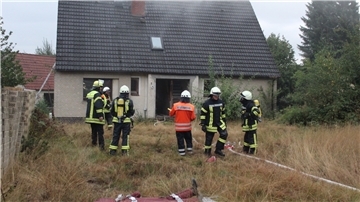 Vor Ort angekommen, drang bereits Rauch aus den Fenstern und dem Dach des Abbruchgebäudes. Die Einsatzkräfte rüsteten sich sofort mit Atemschutz aus und bauten eine Wasserversorgung auf.