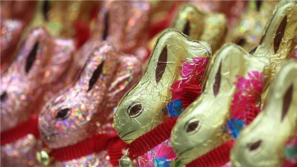 Ciao Kakao? Wieso Schokolade ziemlich teuer wird Vor Ostern werden viele Schoko-Osterhasen verkauft.