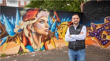 Vor seiner Edeka-Filiale zeigt Daniel Streubel, wie Street-Art das Stadtbild von Bremerhaven bereichert.