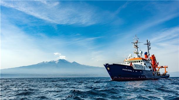 Vor vier Jahren kreuzten die Geomar-Wissenschaftler mit der "Poseidon" vor dem rauchenden Ätna auf. Die Ergebnisse ihrer "Abhöraktion" sorgten für Aufsehen. Foto: Gross/Geomar