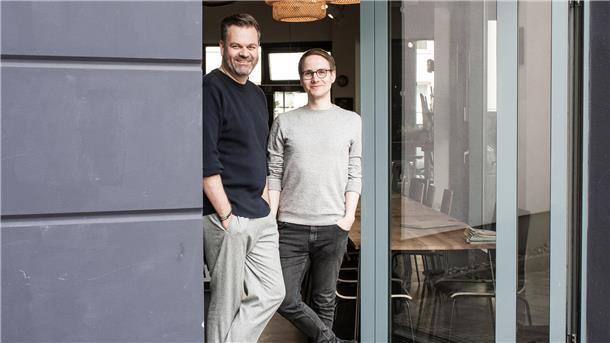 Vegane Kochschule „Kurkuma“ in Hamburg: Kochen mit Mezze Zwei Männer posieren für ein Foto in einer Tür