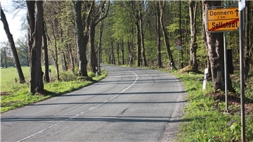 Vor zwei Jahren erst saniert – und jetzt schon wieder Buckelpiste – die L 143 zwischen Donnern und Sellstedt.