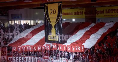 Vor zwei Jahren feiert die Fans mit einer Choreo das 20. Jubiläum des Zweitliga-Meistertitels von 2002. Folgt irgendwann ein DEL-Pokal?