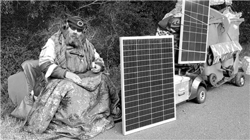 Vor zwei Jahren wanderte Marcel S. durch das Cuxland: Mithilfe von Solarzellen lud er seinen Elektrorollstuhl auf. Der obdachlose Wanderer. 