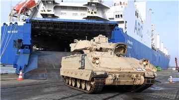 Vor zwei Jahren wurde im Kaiserhafen das Gerät einer ganzen US-Brigade in Richtung Polen verladen. 