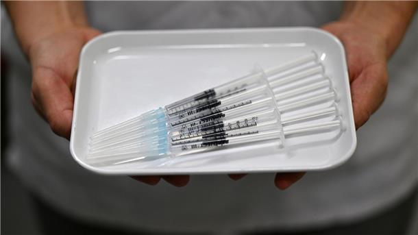 Gesundheitsminister fordern mehr Forschung zu Impfschäden Vorbereitete Spritzen für die Corona-Impfung (Archivbild).