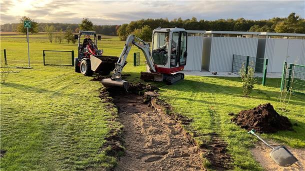Eltern sorgen für Fertigstellung der Bobbycar-Rennstrecke in Gnarrenburg Vorbereitung der Rennstrecke mit professioneller Hilfe.
