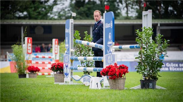 Elmloher Reitertage starten verregnet: Der Donnerstag in Bildern Elmloher Reitertage 2023 - Donnerstag. Im Bild: Vorbereitung des Springplatzes.