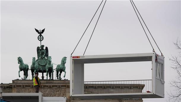 Silvesterfeier wieder mit Publikum am Brandenburger Tor Vorbereitungen zur Silvesterparty am Brandenburger Tor.