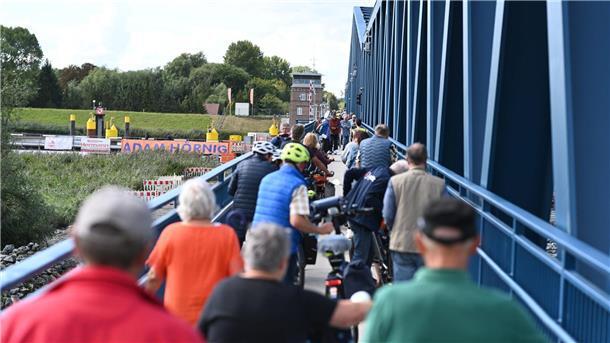 Vorerst sollen Radfahrer ihre Räder über die Friesenbrücke schieben.