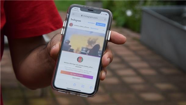 Zevener Afghanen haben kaum Hoffnung für ihre alte Heimat Ein Instagram-Video wird auf einem Handy angezeigt.