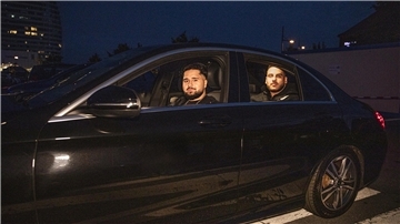 Vorfahren im „Benzer“: Der Parkplatz am Neuen Hafen ist ein beliebter Treffpunkt für junge Menschen - so wie Egemen, der hier am Steuer sitzt.