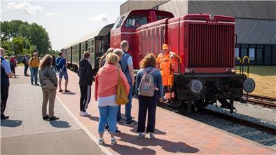 Vorfreude bei den Fahrgästen: Die Museumsbahn trifft am Schaufenster Fischereihafen ein.