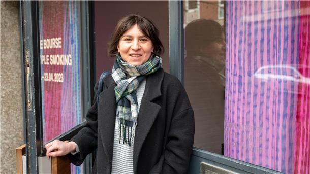 Anne Bourse verwandelt die Kunsthalle in einen privaten Raum  Vorhang auf für die Ausstellung von Anne Bourse in der Kunsthalle: Die Französin hat die Stoffe selbst bemalt.