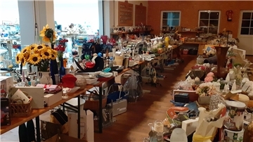 Vorher sortiert und mit Preisen gekennzeichnet, wird das vielfältige Sortiment von „Dit&Dat“ am 8. März in der Schützenhalle Anderlingen präsentiert.
