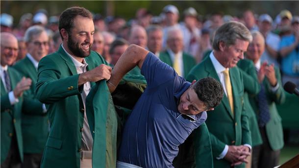 Tränen und Glückwünsche: McIlroy vollendet Golf-Grand-Slam Vorjahressieger Scottie Scheffler streifte McIlroy das grüne Jackett über.