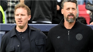 Vorm 0:2 gegen Frankreich singen Bundestrainer Julian Nagelsmann (l) und sein Assistent Sandro Wagner letztmals zusammen am Spielfeldrand die Nationalhymne.