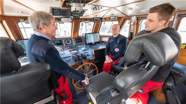 Willkommen an Bord: Warum die Seenotretter mit Bremerhaven feiern Vormann Andreas Brensing (Mitte) im Gespräch mit den Freiwilligen Ingo Kramer (l.) und Björn von Pidoll (r.).
