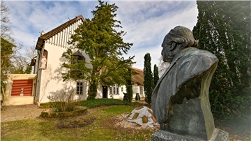 Das Hermann-Allmers-Haus hinterm Deich in Rechtenfleth. 