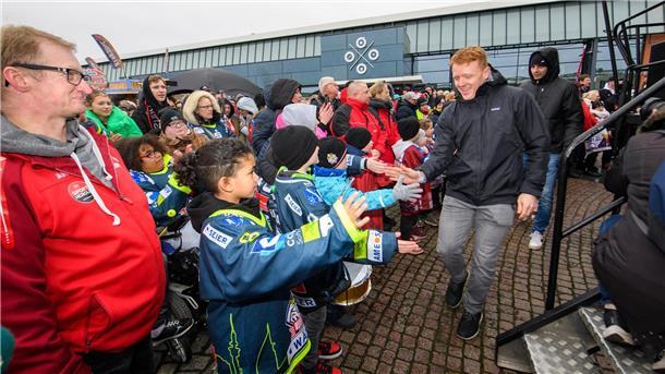 Pinguins feiern mit ihren Fans Vorne Ross Mauermann, hinten Miha Verlic klatschen sich mit jungen Fans ab.