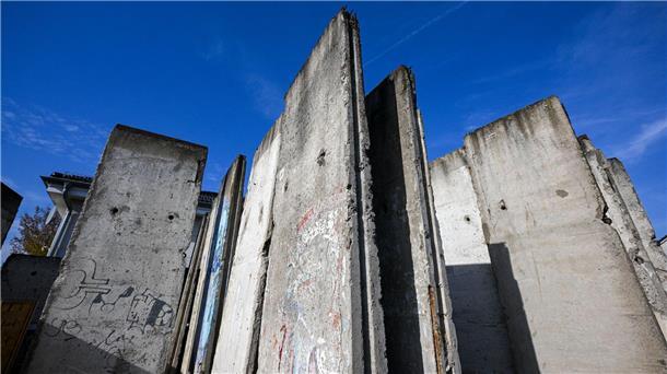 Die Mauer als Souvenir: Das Geschäft mit den Steinbrocken Vorrat genug: Auf dem Hof der Brüder Sacha stehen noch mehrere Mauerteile.