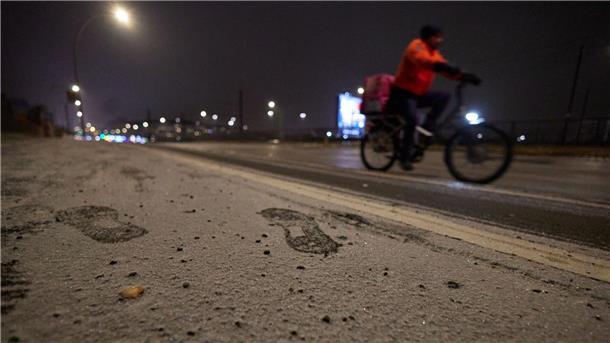 Glatteis auf Straßen und Gehwegen Vorsicht, Rutschgefahr! Auf den Straßen in Berlin und Brandenburg hat sich gefährliche Eisglätte gebildet.