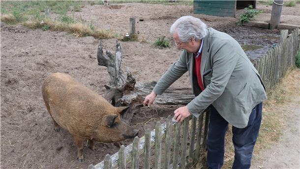 Friedrich-Michael von Schiller mit Wollschwein