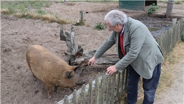 Friedrich-Michael von Schiller mit Wollschwein