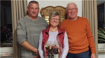 Warum die Stollhammer Heimatsportler zurzeit einige Sorgen haben Zwei Männer und eine Frau mit einem Präsent.