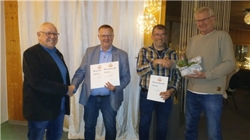 Vorsitzender Friedrich Norden (von links) mit den Geehrten Gerhard Buck und Günter Lührs sowie dem Stellvertreter Jens Glandorf. Es fehlt Birgit Buck.