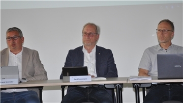 Vorsitzender Gerd Sannmann (Mitte) konnte im Gnarrenburger Ausschuss für Umwelt und Bauleitplanung den neuen Fachbereichsleiter Andreas Burfeind begrüßen. Verwaltungsleiter Frank Schröder (links) und Burfeind betonten unisono, dass in den vergangenen Monaten die Zusammenarbeit und Einarbeitung hervorragend geklappt habe.