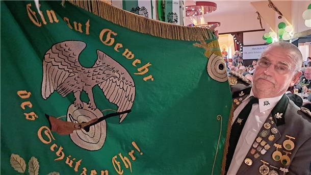 100 Jahre Schützenverein Freschluneberg: So war der Kommersabend Ein Mann und eine Schützenfahne