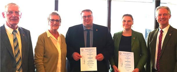 Vorsitzender Hans-Rudolf Mengers (links) und sein Stellvertreter Alexander Schuhr (rechts) überreichten (von links) Ramona Fritz, Torsten Lange und Gesche Neumann Goldene Ehrennadeln.