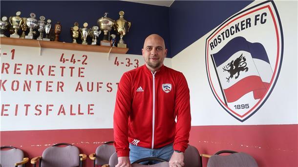 Vorsitzender Henry Karper im Presseraum des Rostocker FC.