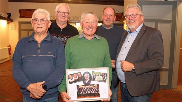 Uthleder Männergesangverein hat neuen Vorsitzenden - nach 50 Jahren Vorsitzwechsel nach 50 Jahren bei den Uthleder Sängern. Der Vorstand (von links): 2. Vorsitzender Walter Bockhorn, Schriftführer Jürgen Funke, ausscheidender 1. Vorsitzender Heinz Blendermann, Kassenwart Bernd Wischhusen und neuer 1. Vorsitzender Henning Dageförde.