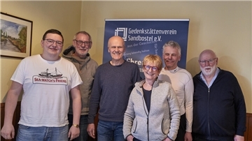 Vorstand des Gedenkstättenvereins Sandbostel e.V.: Jan Dohrmann (von links), Carsten Karstensen, Thomas Grunenberg, Gaby Reetz, Bernd Kaminski und Klaus Manal – es fehlt Günther Justen-Stahl.
