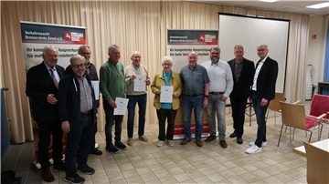Vereinsvorstand der Verkehrswacht Bremervörde-Zeven wiedergewählt Vorstand und Geehrte der Verkehrswacht Bremervörde-Zeven: Johannes Fuhr (von links), Bernd Pichlmeier, Hans-Dieter Freytag, Bernd Leitenberger, Jürgen Kogge, Karin Peters, Rolf Meyer, Steffen Kehlert, Reiner Wintjen, Ralf Michaelis.